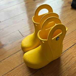 NEVER WORN SIZE 6 CROCS RAINBOATS
